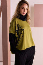 Load image into Gallery viewer, Naya Print Top with Front Angle Seam Avocado &amp; Black
