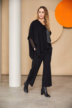 Load image into Gallery viewer, Outlet Contrast V Neck Long Side
