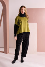 Load image into Gallery viewer, Naya Print Top with Front Angle Seam Avocado &amp; Black
