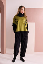 Load image into Gallery viewer, Naya Print Top with Front Angle Seam Avocado &amp; Black
