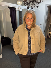 Load image into Gallery viewer, Soya Concept Sherpa Jacket Sand
